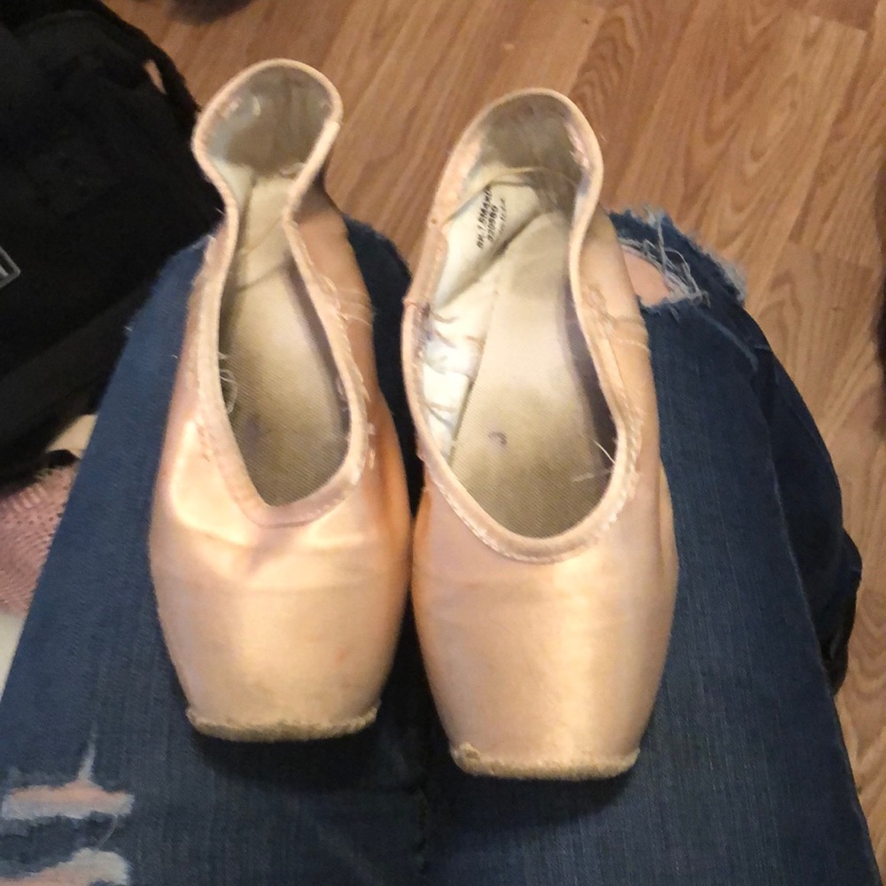 Used Gaynor Minden Pointe Shoes